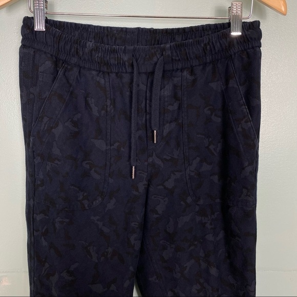 Athleta Printed Farallon Jogger Blue Camo Sz 4 - Picture 2 of 8